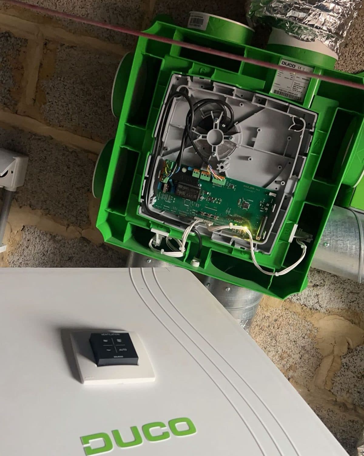 Caisson de ventilation mécanique installé dans des combles