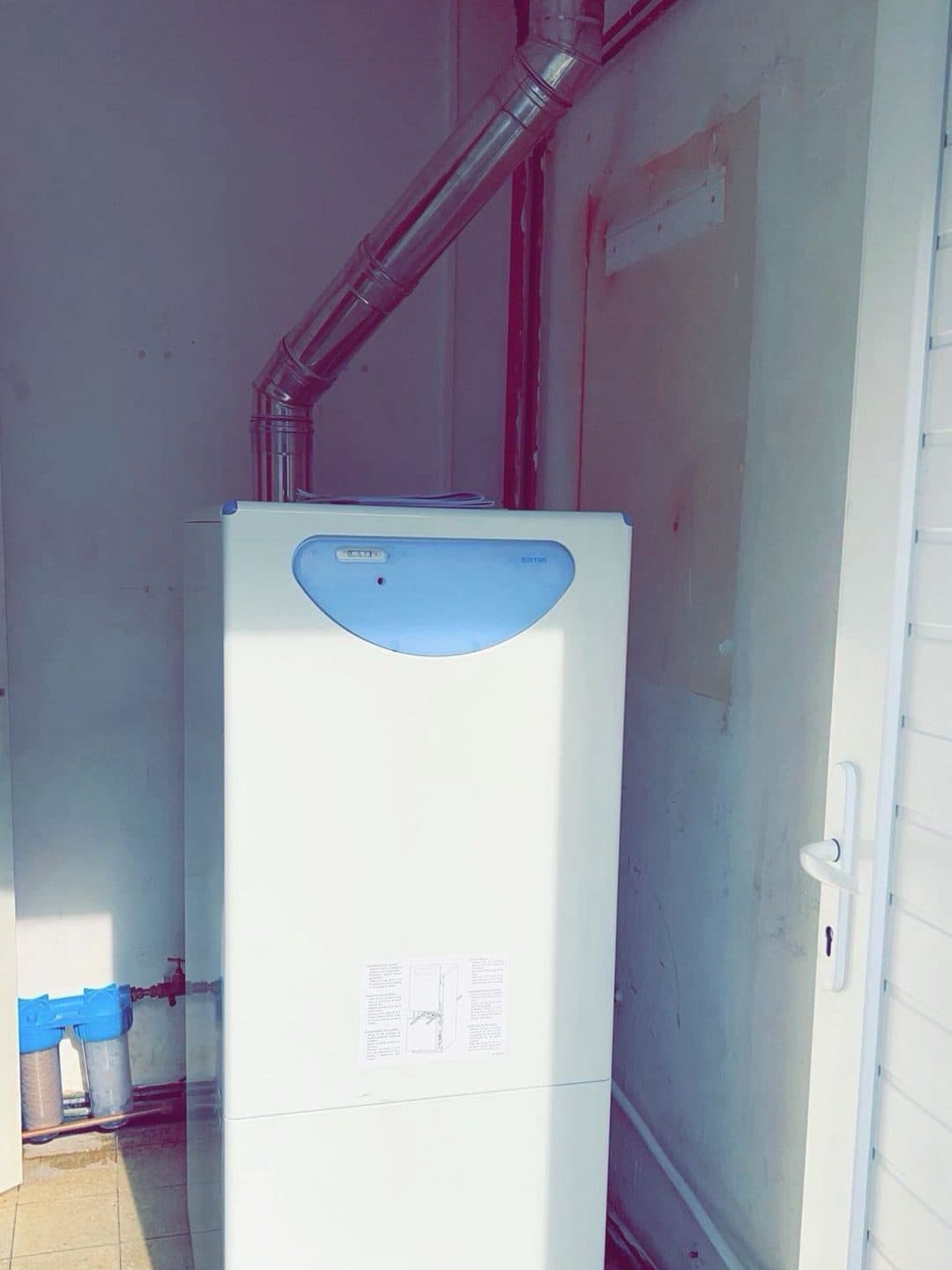 Chaudière au sol neuve et son conduit d’évacuation en inox