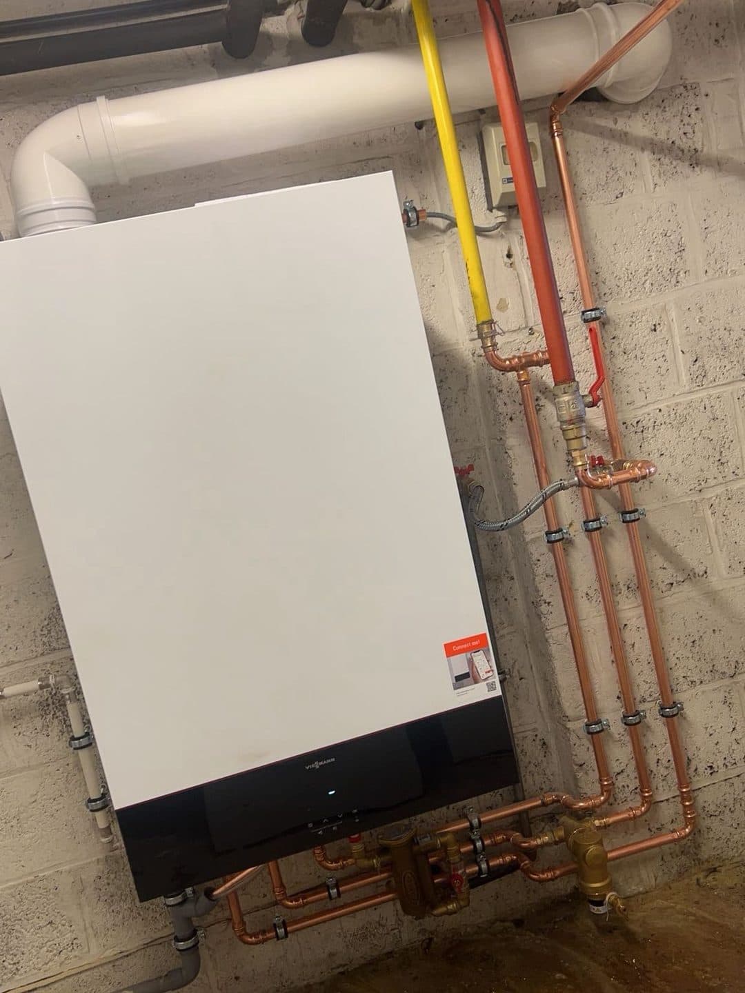 Chaudière murale à condensation neuve, alimentations gaz et chauffage refaites en cuivre